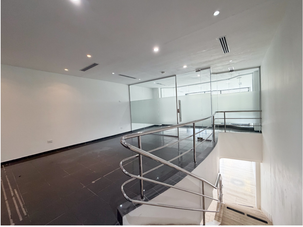 LOCAL EN OBARRIO PLANTA BAJA CON MEZZANINE 196M2 SIN DIVISIONES — foto 5