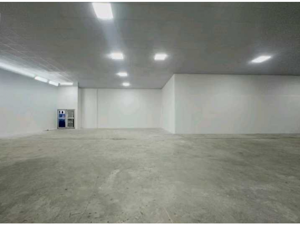 LOCAL COMERCIAL/BODEGA EN PLAZA AGORA CHANIS REMODELADO 1,309M2 — foto 3