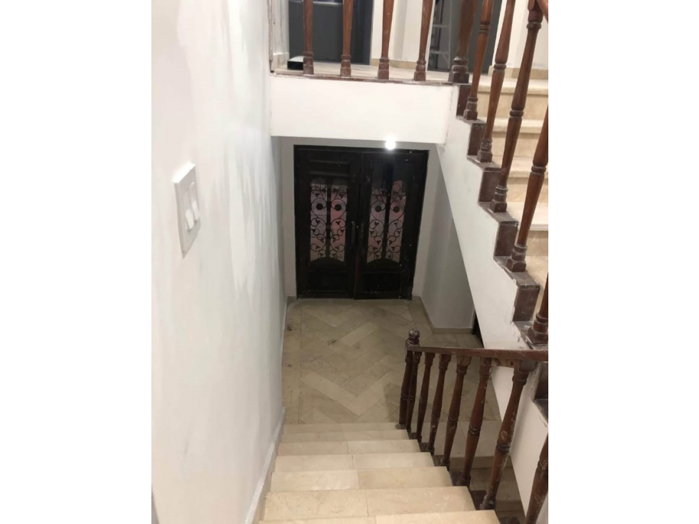 CASA EN HATO PINTADO DE 3 NIVELES 435M2 REMODELADA — foto 2
