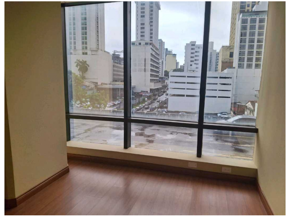 OFICINA EN CALLE 50 EDIFICIO VALLARINO 92M2 CON DIVISIONES