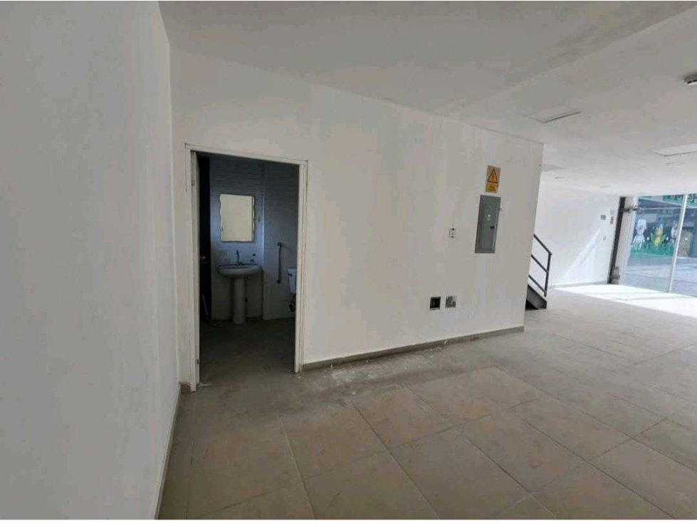 LOCAL COMERCIAL EN VIA PORRA CITY PLAZA 124M2 UBICACION PRIVILEGIADA — foto 3