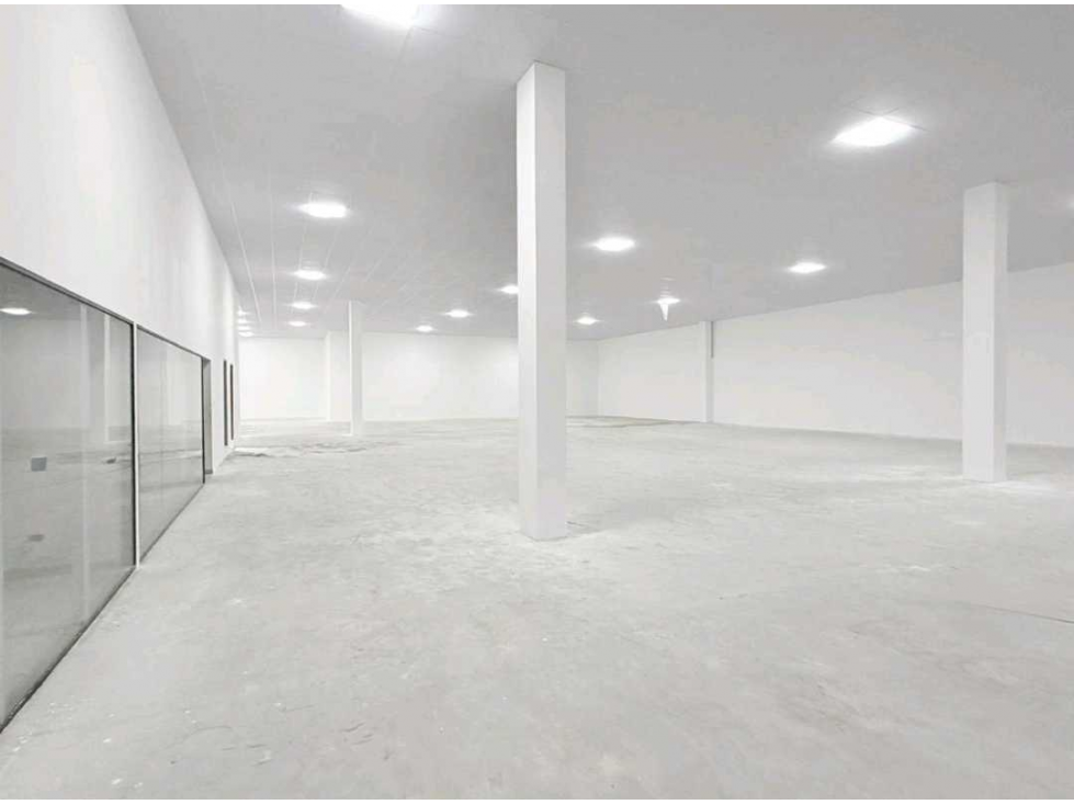 LOCAL COMERCIAL/BODEGA EN PLAZA AGORA CHANIS REMODELADO 1,309M2 — foto 2