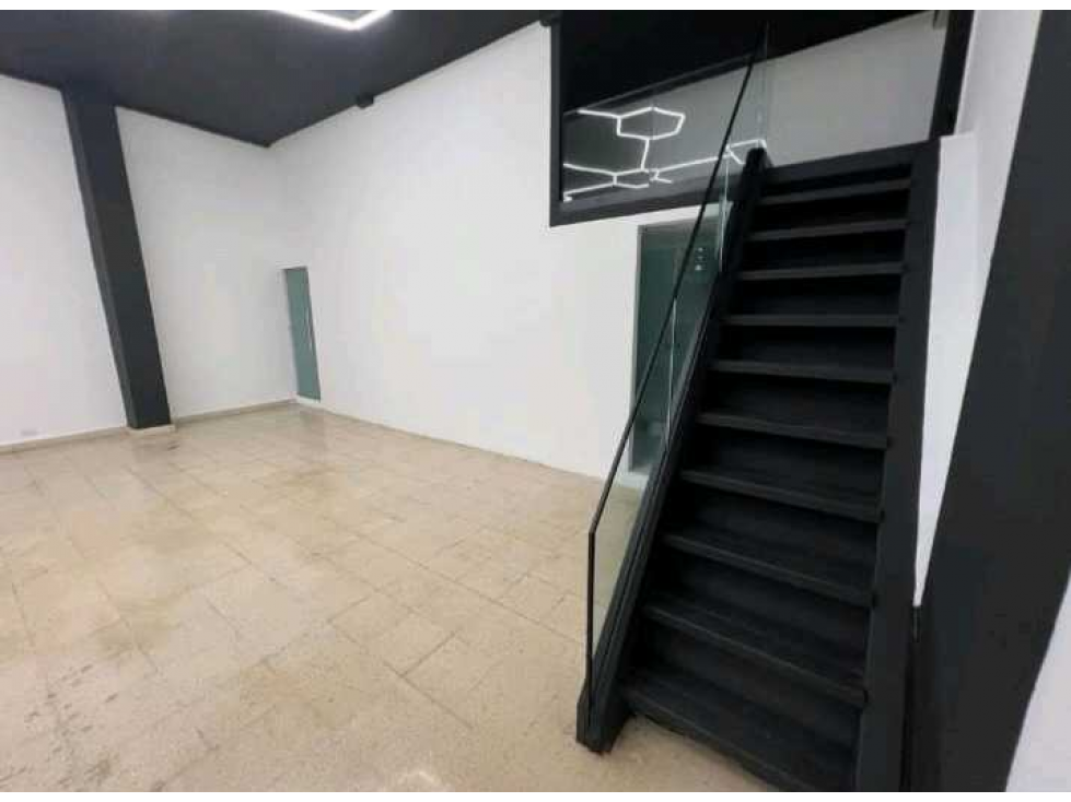 LOCAL COMERCIAL EN BELLA VISTA 200M2 RECIEN REMODELADO — foto 4