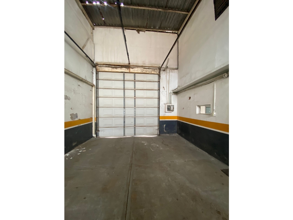 BODEGA O LOCAL 160M2 EN EXCELENTE UBICACION CERCA DE PLAYA - 2