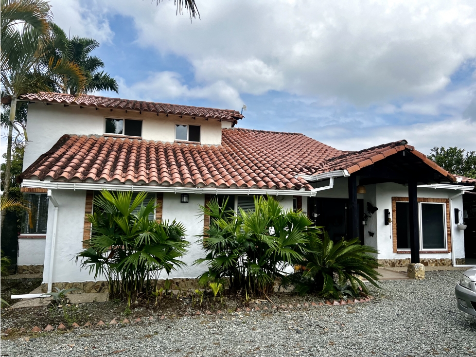 SE VENDE CASA CAMPESTRE A 5 MINUTOS DEL CAIMO
