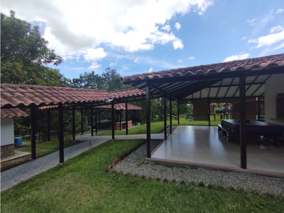 Se Vende Finca Cerca al Parque del Café - 2