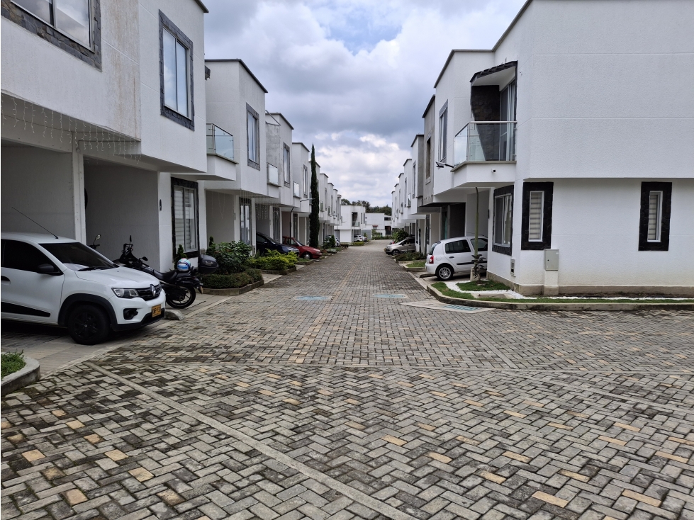 Venta de Casa en Conjunto Cerrado en Avenida Centenario — foto 2