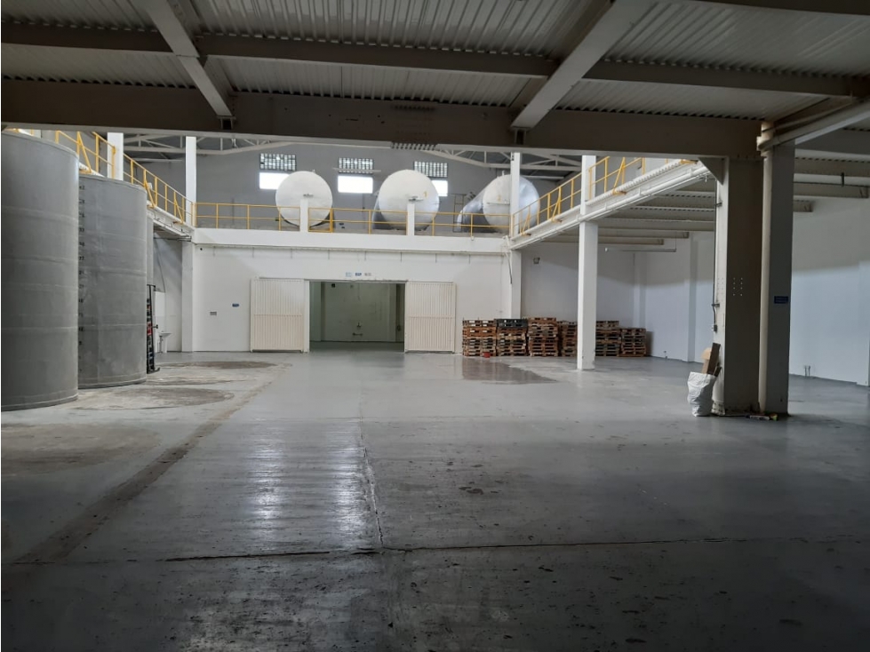 Venta de Bodega 2.070m2 - 4