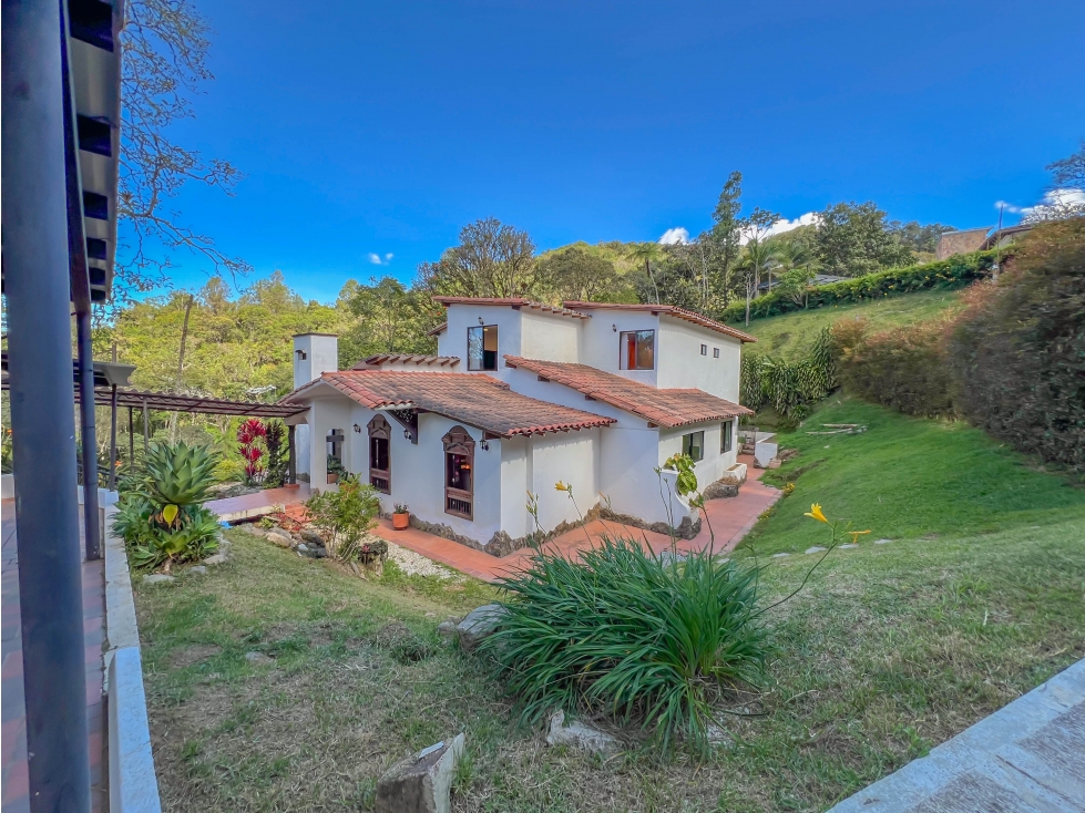 EL RETIRO CASA CAMPESTRE. CON FUENTES DE AGUA