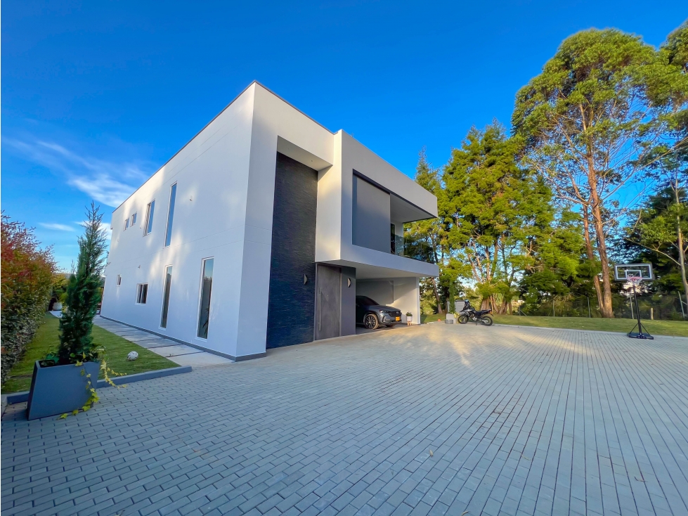 MODERNA CASA CON PISCINA 6 HABITACIONES UNIDAD CERRADA SIN ADM — foto 3