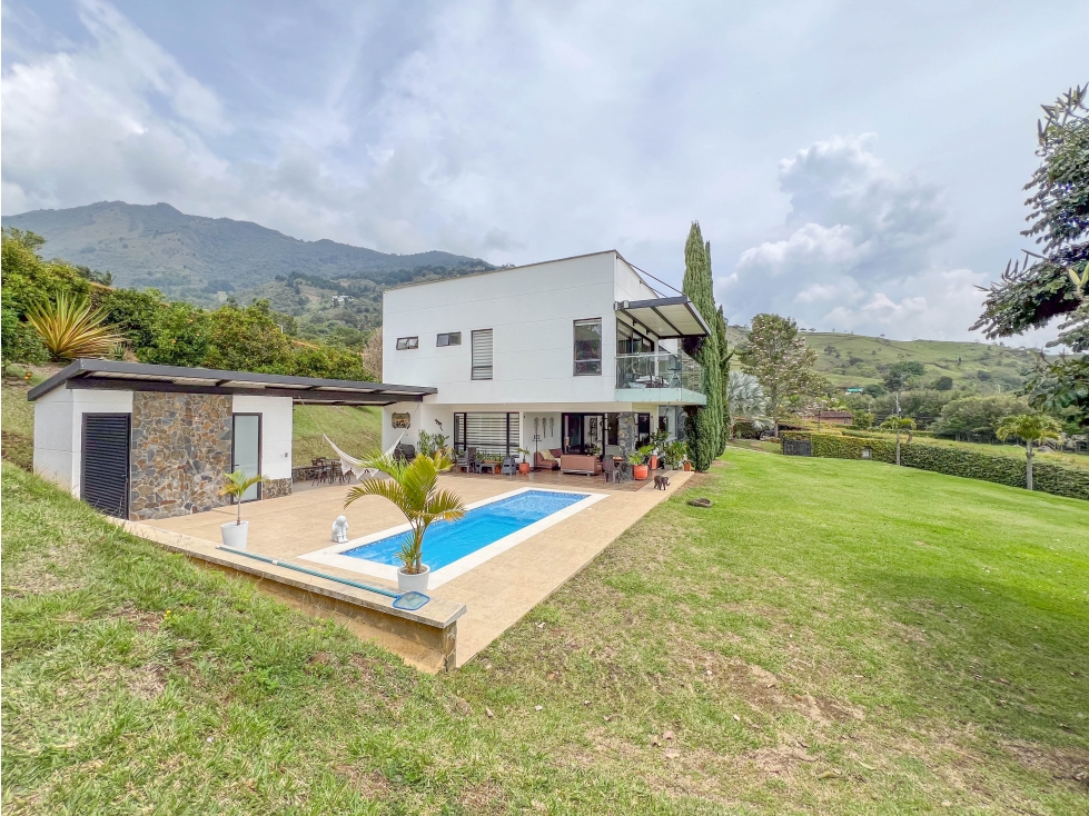 casa moderna en Copacabana, excelente ubicacion en unidad cerrada