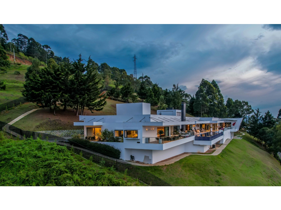 ESTA ES LA MANSIÓN MAS MODERNA Y EXCLUSIVA DE MEDELLIN (16500MILLONES) — foto 3
