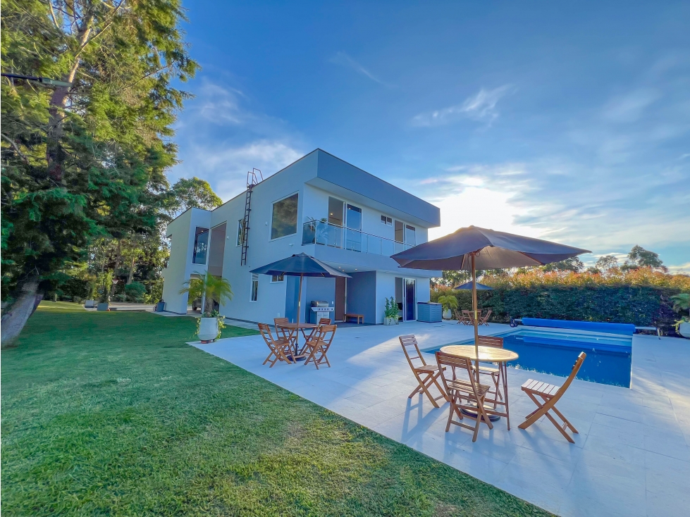 MODERNA CASA CON PISCINA 6 HABITACIONES UNIDAD CERRADA SIN ADM