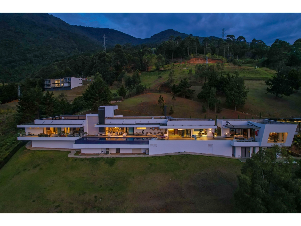 ESTA ES LA MANSIÓN MAS MODERNA Y EXCLUSIVA DE MEDELLIN (16500MILLONES) — foto 2