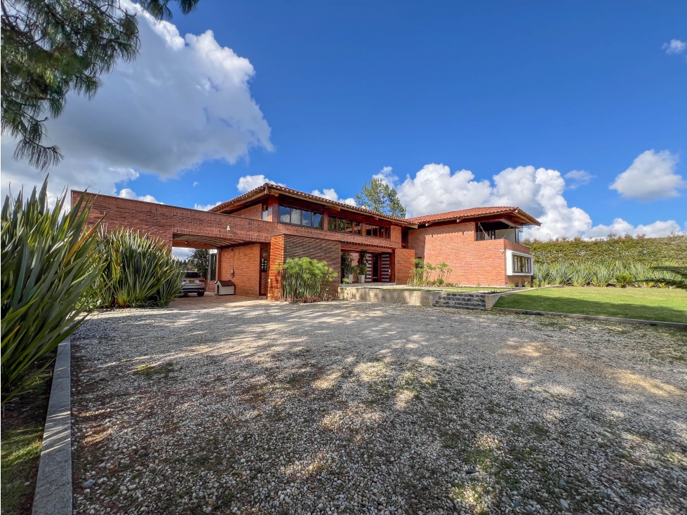Casa en Envigado Escobero de 8.400 m2, vista y naturaleza. — foto 2
