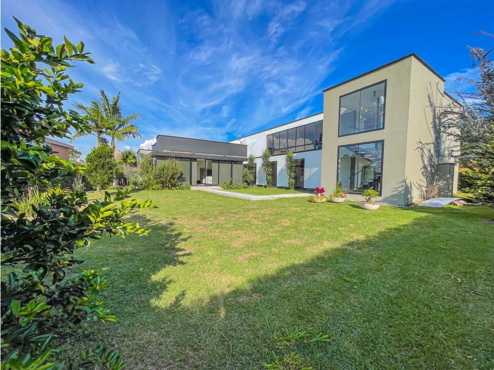 CASA MODERNA CON ACABADOS DE LUJO Y ASCENSOR EN LLANOGRANDE