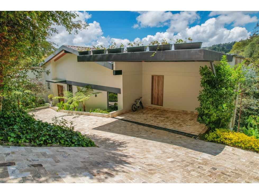 Casa Casmpestre Moderna En Palmas acabados de lujo y vista al Bosque