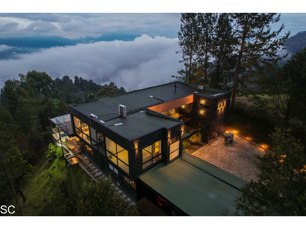 MODERNA CASA EN LAS PALMAS CON VISTA A MEDELLIN, PISCINA, 4 HAB — foto 4