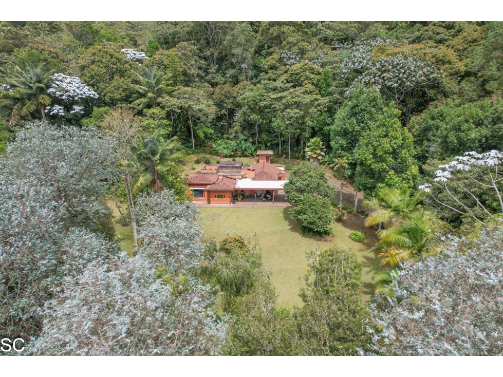 CASA CAMESTRE EN EL RETIRO VIA DON DIEGO, RODEADA DE BOSQUE