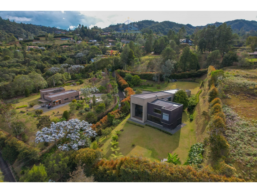ENVIGADO CASA MODERNA CON BUEN LOTE Y NATURALEZA - 2