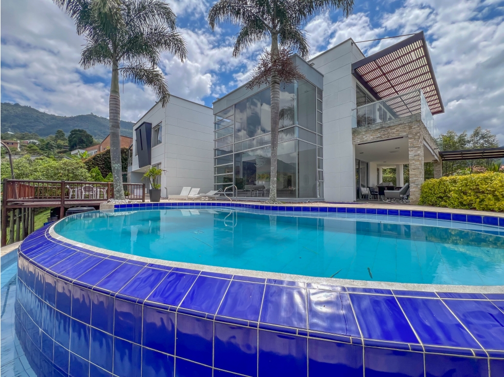 Casa con piscina y vista Envigado parte baja.