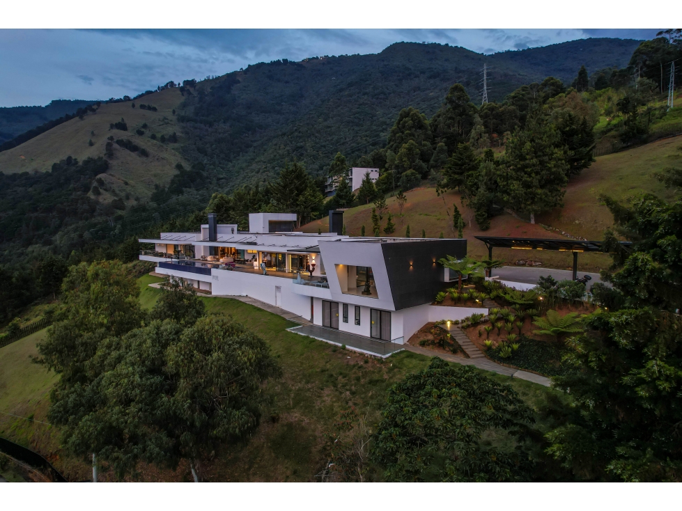 ESTA ES LA MANSIÓN MAS MODERNA Y EXCLUSIVA DE MEDELLIN (16500MILLONES)