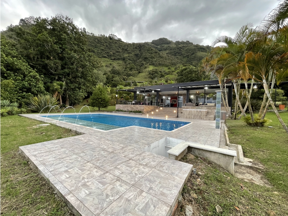 CASA DE ESTILO MODERNO CON PISCINA EN COPACABANA - 3