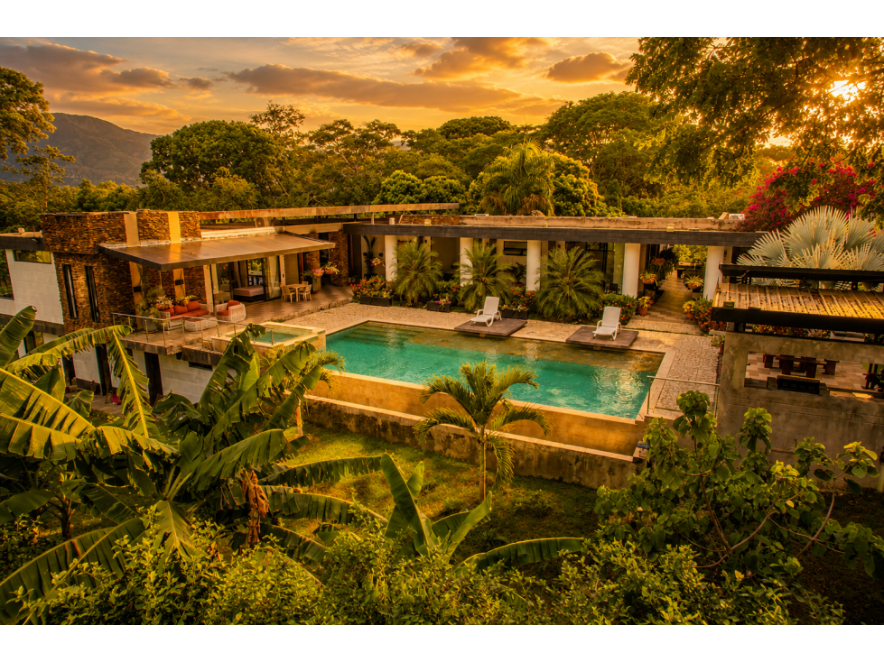 CASA MODERNA EN SANTA FE DE ANTIOQUIA, 6 HABITACIONES PISCINA