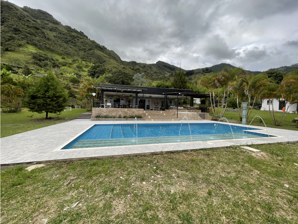 CASA DE ESTILO MODERNO CON PISCINA EN COPACABANA - 4