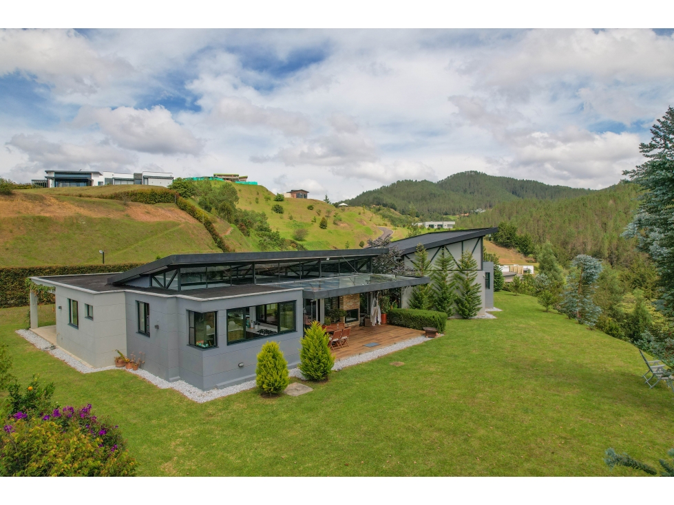 CASA CAMPESTRE EN EL RETIRO, UN SOLO NIVEL, CON VISTA, 4 HABITACIONES.