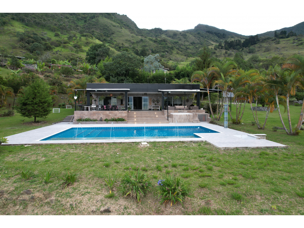 CASA DE ESTILO MODERNO CON PISCINA EN COPACABANA - 1