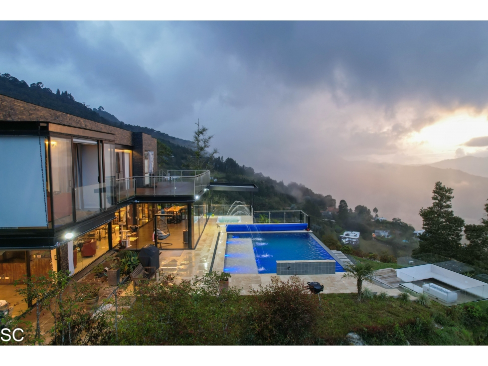 MODERNA CASA EN LAS PALMAS CON VISTA A MEDELLIN, PISCINA, 4 HAB — foto 2