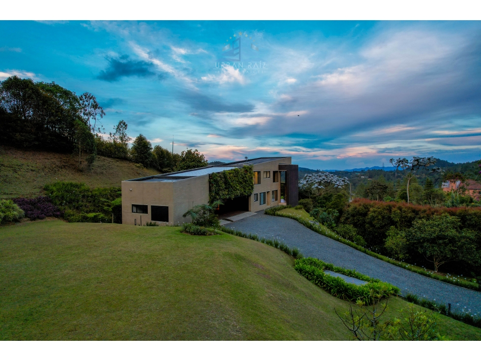 ENVIGADO CASA MODERNA CON BUEN LOTE Y NATURALEZA - 4