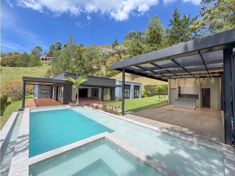 MODERNA CON PISCINA CUATRO HABITACIONES CON BAÑO VESTIER
