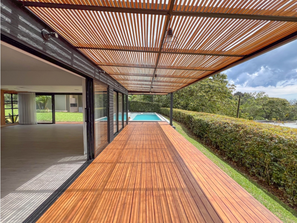 MODERNA CON PISCINA CUATRO HABITACIONES CON BAÑO VESTIER — foto 2