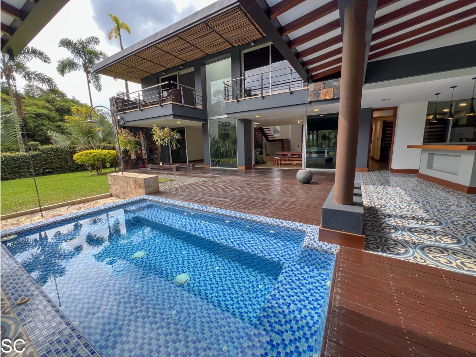 Casa moderna Envigado Escobero Bajo / CERCA CITY PLAZA