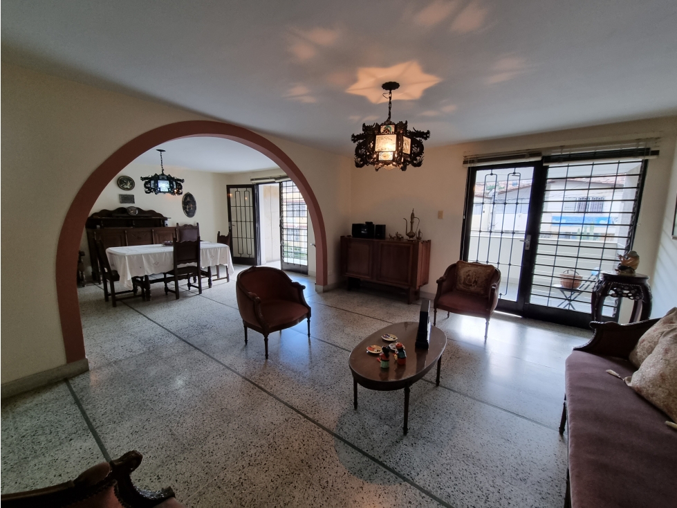 VENTA DE EDIFICIO DE TRES PLANTAS, LOS COLORES, MEDELLIN - 2