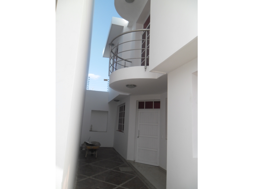 CASA DE 2 PISOS EN VENTA - 2