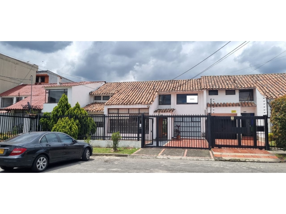 ARRIENDO PARA OFICINA CASA ILARCO EN CALLE CERRADA, 2 NIVELES