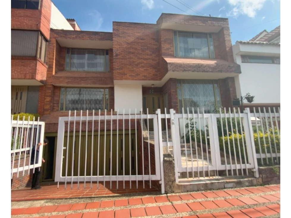 VENTA CASA ALHAMBRA INDEPENDIENTE EN CALLE CON VIGILANCIA,