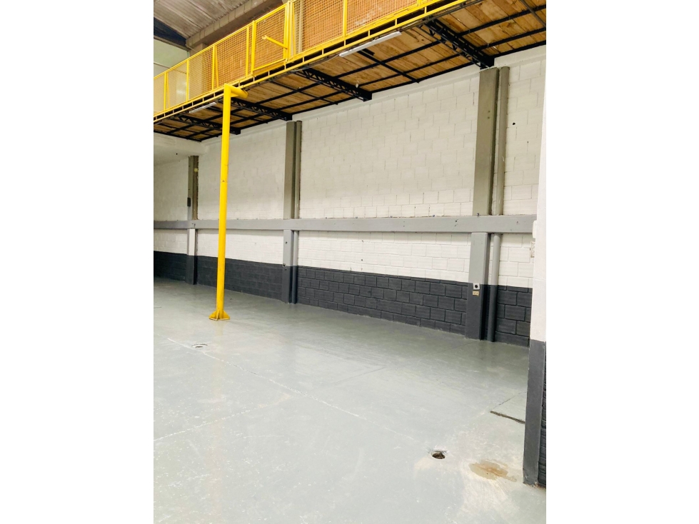 VENTA/PERMUTA BODEGA COMERCIAL Y/O INDUSTRIAL, Zona LA FLORESTA — foto 6