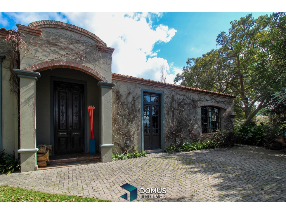 VENTA CASA DE CATEGORIA EN B° PRIVADO LOS OLMOS - 4