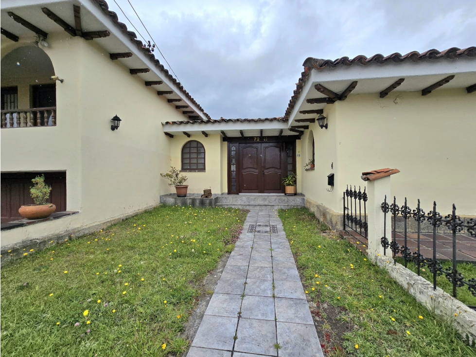 SE VENDE CASA EN CERROS DE NIZA