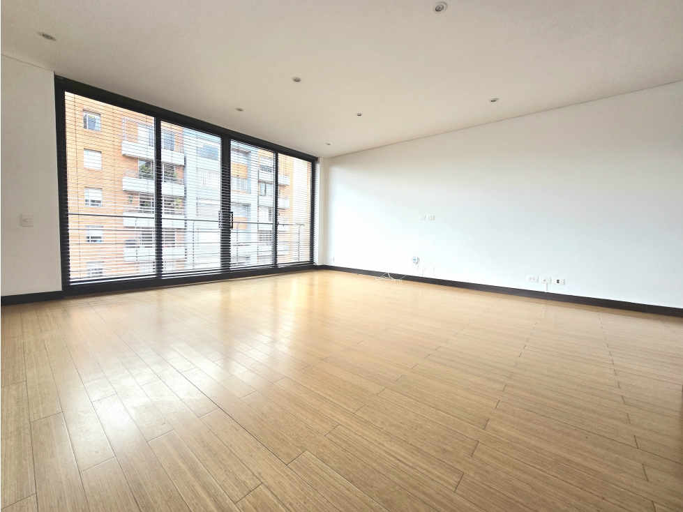 SE ARRIENDA APARTAMENTO EN CHICÓ. EXTERIOR ESQUINERO — foto 2
