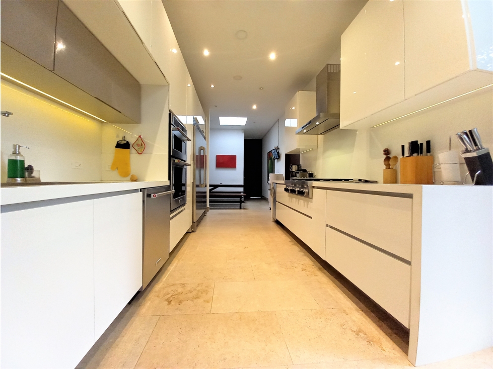 SE VENDE ESPECTACULAR CASA EN SANTA ANA ORIENTAL