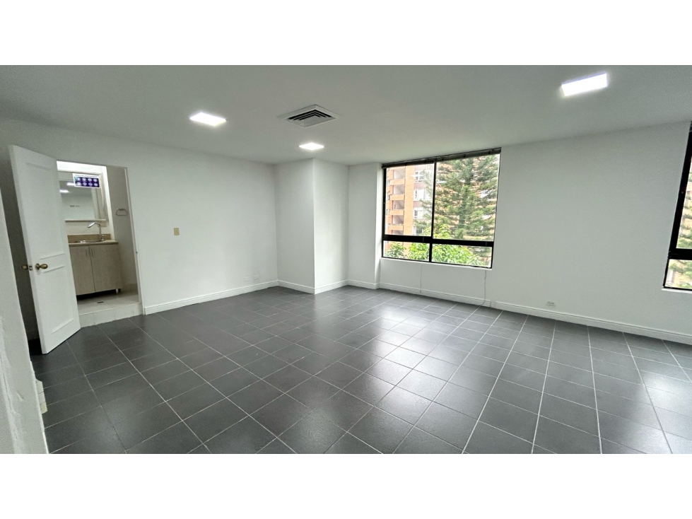 OFICINA EN VENTA EN GRAN UBICACION AGUACATALA POBLADO — foto 3