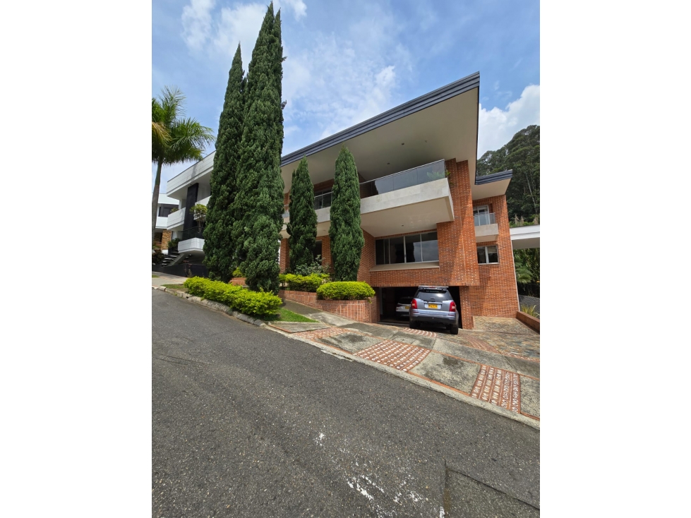 Venta de Casa Moderna en Poblado - chuscalito