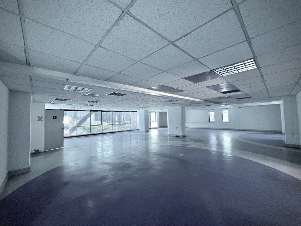 VENTA OFICINA GRAN UBICACION AV POBLADO CERCA AGUACATALA Y CC SANTAFE