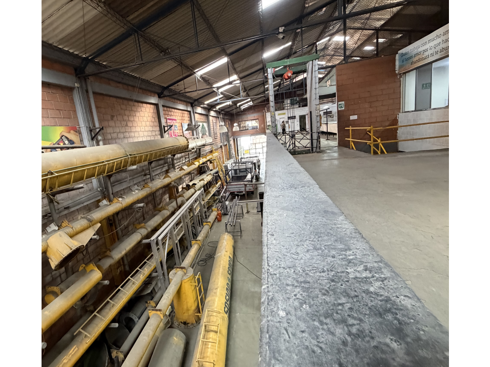 Venta excelente bodega Sector Aguacatala - 16 mil millones - 4