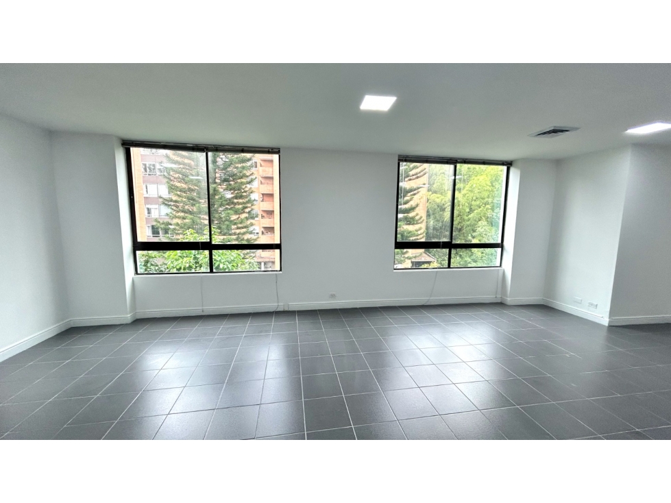 OFICINA EN VENTA EN GRAN UBICACION AGUACATALA POBLADO — foto 2